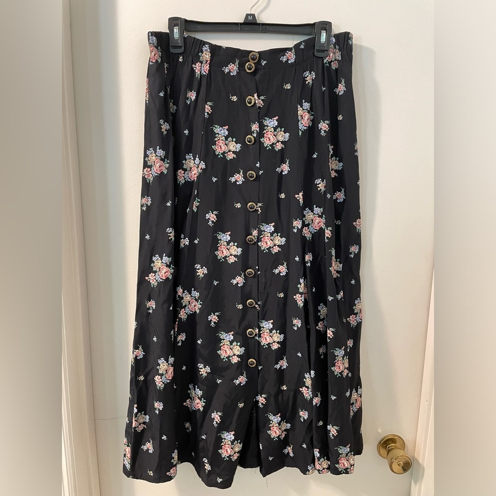 Vintage late 80’s Early 90’s Floral/roses rayon button down Black Skirt Sz XL